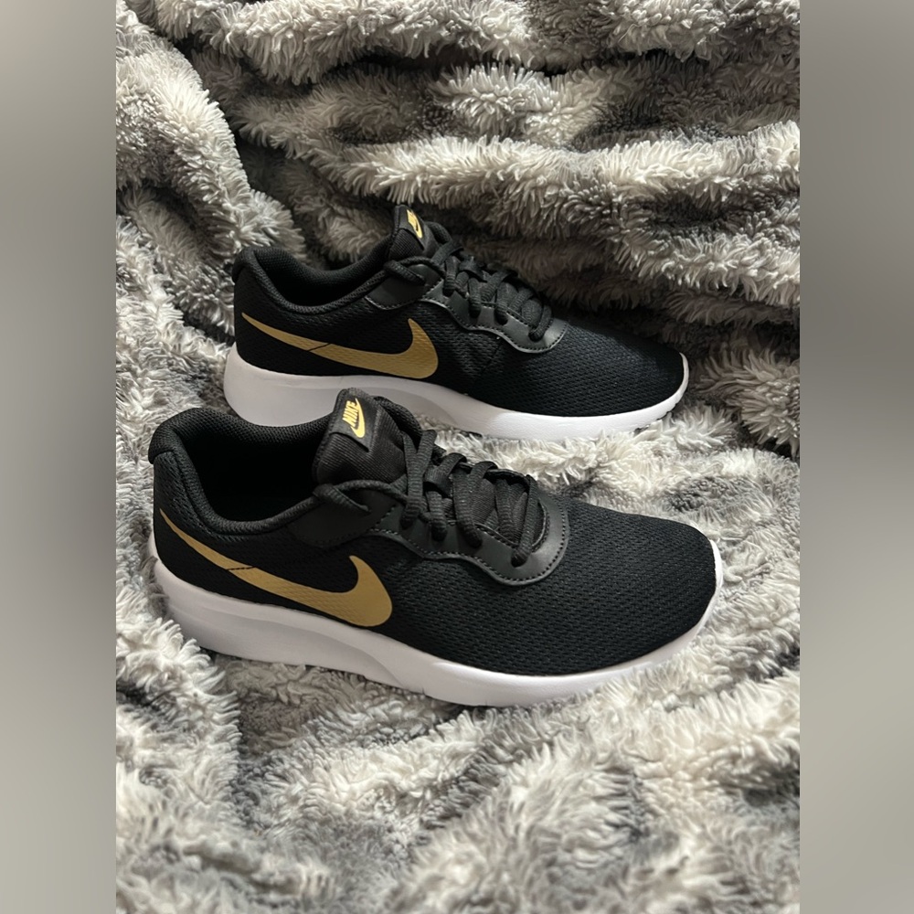 Nike Tanjun : Youth Size 6.5Y: Black / White- Gold